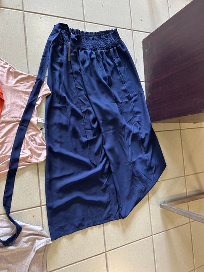 Lot de vetement Taille XL ou 42 comprenant...