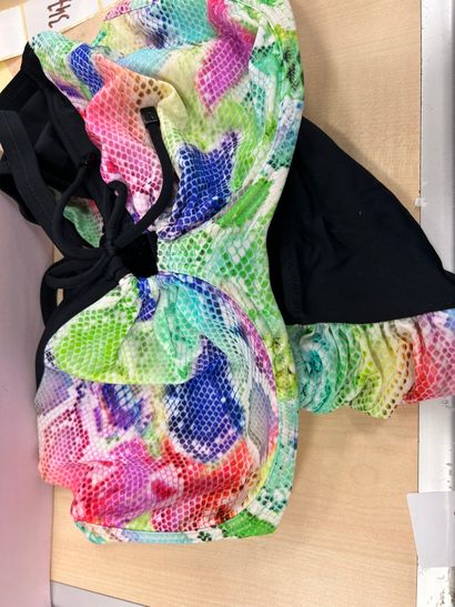 LINGA DORE BEACH - UN haut de maillots et...