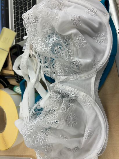 Lot de deux soutien-gorge et un haut de maillot...