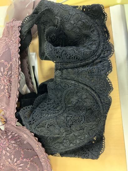 Lot de trois soutien-gorges Taille 80 A
2...