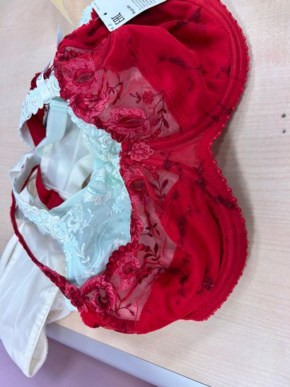 Lot de trois soutien gorges taille 90 F
CONTURELLE...