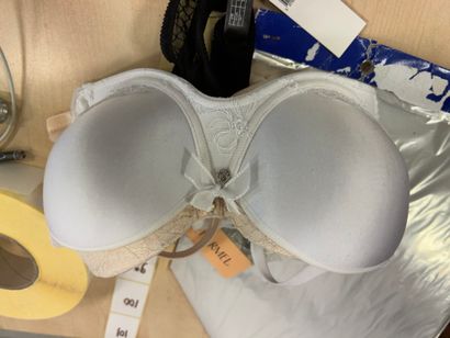 Lot de trois soutien-gorges Taille 95 B
LINGA...