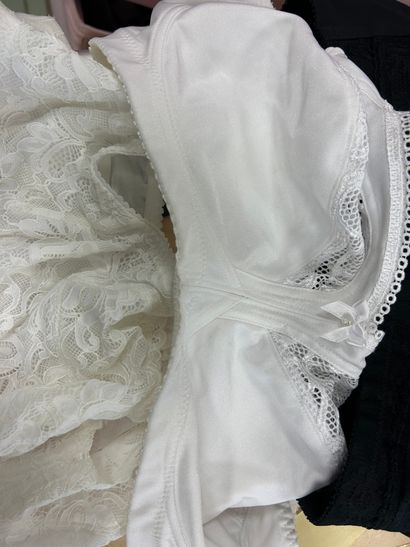 Lot de trois soutien gorges taille 95 E sans...