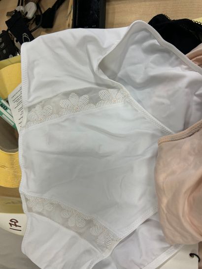 Lot de quatre culottes Taille 40
ANITA
CHANTELLE
PRIMA...