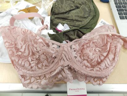 Lot de trois soutien-gorge taille 95E
CHANTELLE
PRIMA...