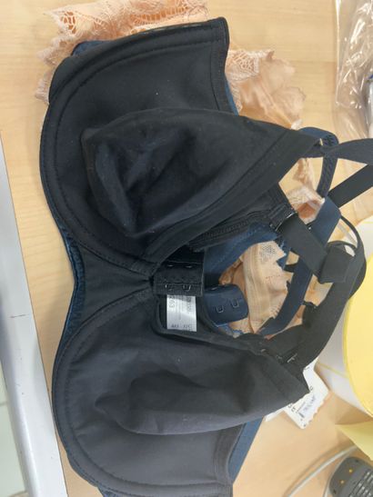 Lot de trois soutien-gorges Taille 
90 C...