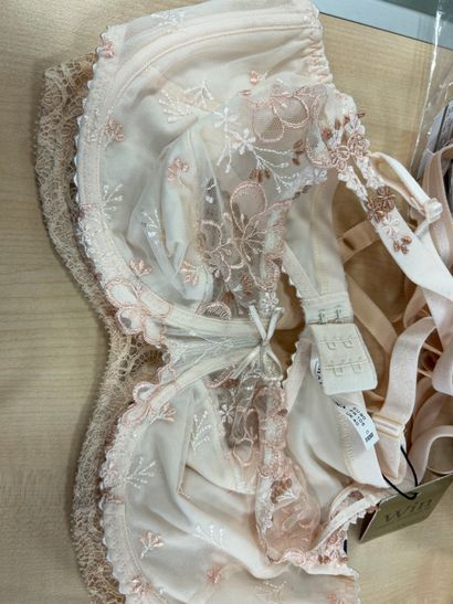 Lot de trois soutien-gorges Taille 105 C
CHANTELLE
CHANTELLE
PRIMA...