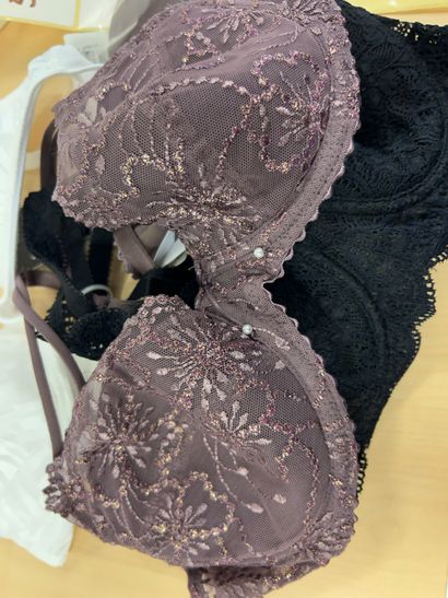 Lot de trois soutien-gorges Taille 80 A
2...