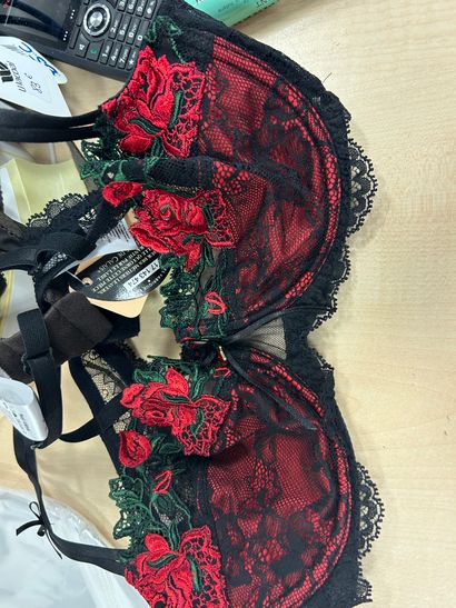 Lot de trois soutien-gorges Taille 85 C
EMPREINTE
LISE...