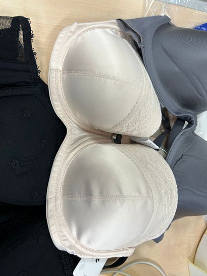 Lot de trois soutien-gorges Taille 95 C
WACOAL
WACOAL
LINGA...