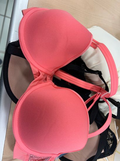 Lot de trois soutien-gorges Taille 85 B
JOLIDON
2...