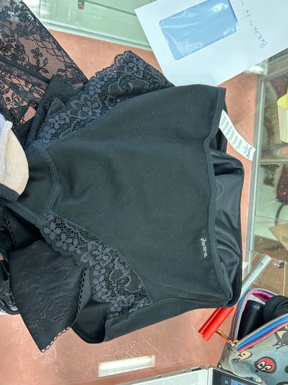 Lot de quatre culottes Taille M
2 JANIRA
2...