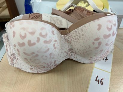 Lot de trois soutien-gorges Taille 75 A
2...
