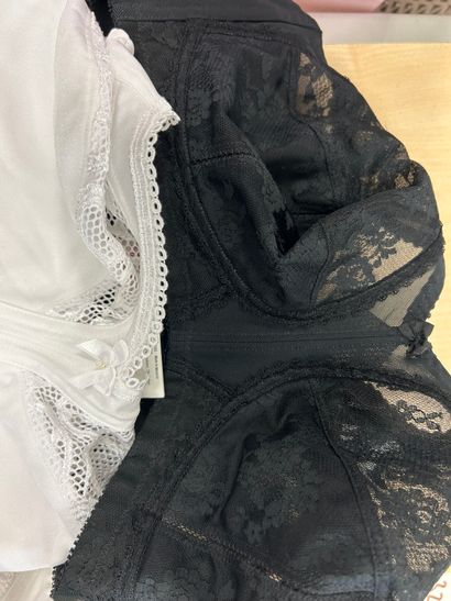Lot de trois soutien gorges taille 95 E sans...