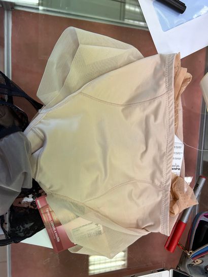 Lot de quatre culottes Taille L : 
3 JAN...