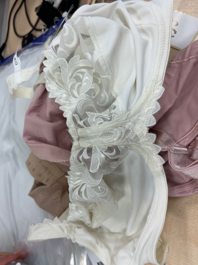 Lot de trois soutien-gorge sans armature...