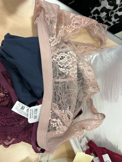 Lot de trois soutien-gorge Taille M
TRIUMPH
WACOAL
SKINY
sans...