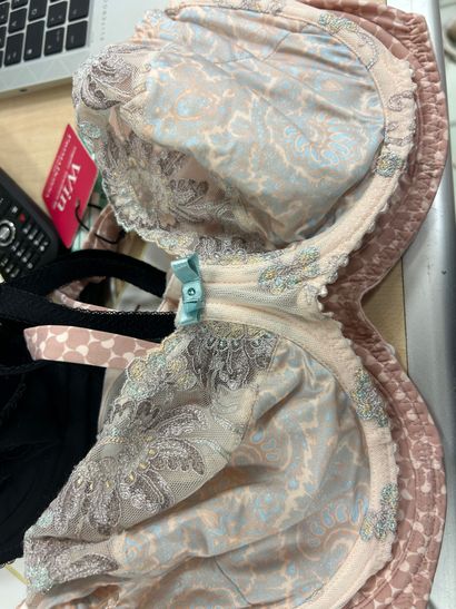 Lot de trois soutien-gorge Taille 90 D
WACOAL
PRIMA...