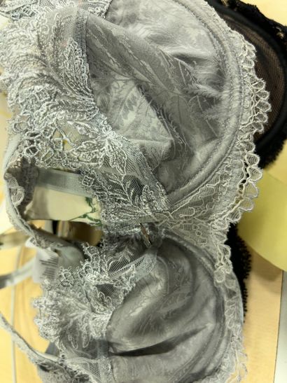 Lot de trois soutien-gorge Taille 85 C
JOLIDON
CHANTELLE
LISE...