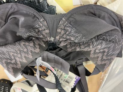 Lot de trois soutien-gorges Taille 90 D
COURTELLE
WACOAL...