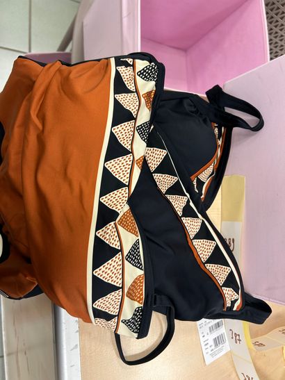 CHARMELINE 
2 maillots 1 piece taille 42...