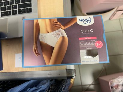 une boite de 4 culottes SLOGGI taille 42
2...