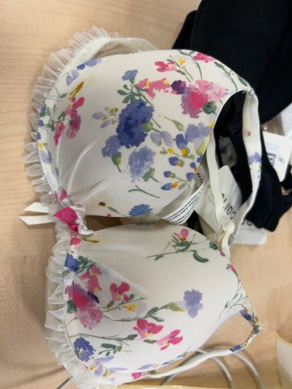 Lot de trois soutien-gorges Taille 85 B
...