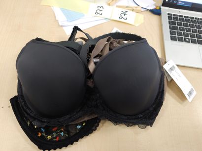 Lot de trois soutien-gorge taille 
90D
CHANTELLE
PRIMA...