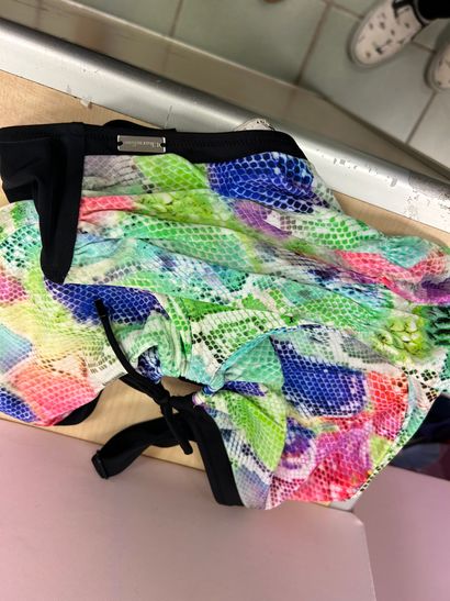 LINGA DORE BEACH - UN haut de maillots et...