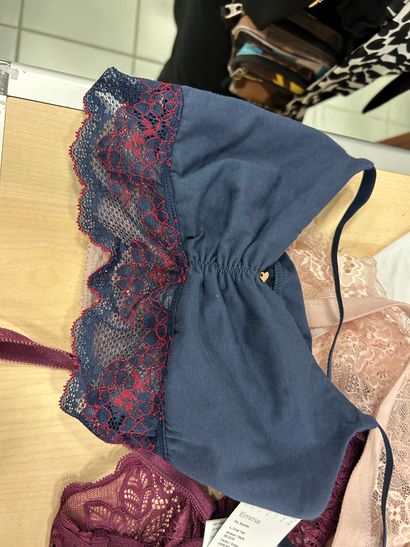 Lot de trois soutien-gorge Taille M
TRIUMPH
WACOAL
SKINY
sans...