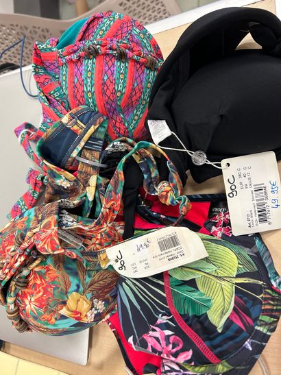 LINGA DORE BEACH 
4 hauts de maillots taille...