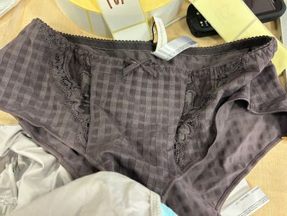 Lot de quatre culottes Taille 40
PRIMA DONNA
EMPREINTE
CHANTELLE
PRIMA...