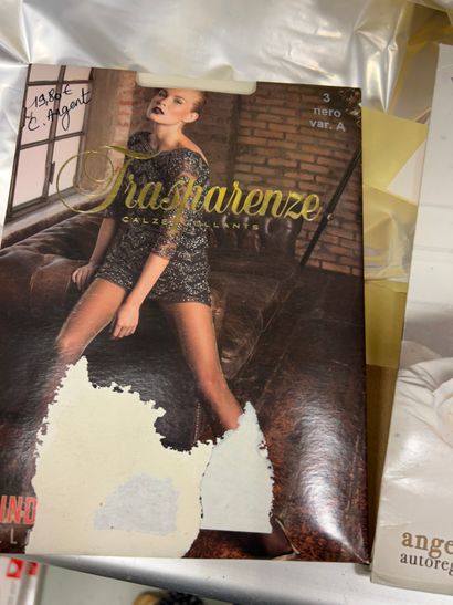 Lot comprenant 26 collants et bas de tailles...