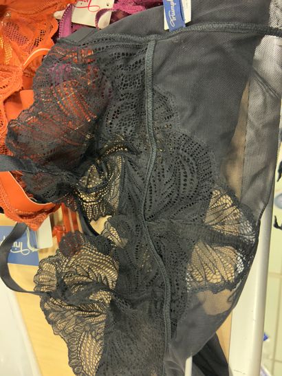 Lot de trois soutien-gorge sans armature...
