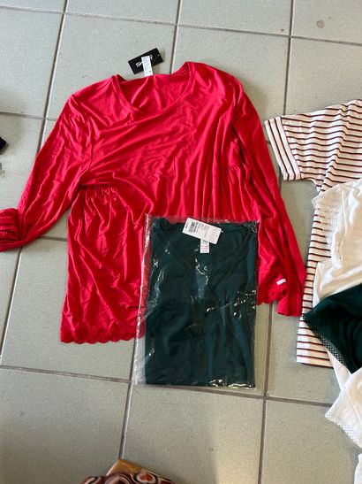 Lot de vetement Taille XXL ou 44 comprenant...