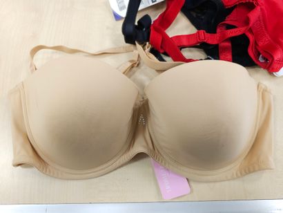 Lot de trois soutien-gorge taille 
100C
WACOAL
ANTIGAL
SANS...
