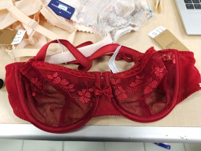 Lot de trois soutien-gorge taille 
100C
CHANTELLE
PRIMA...