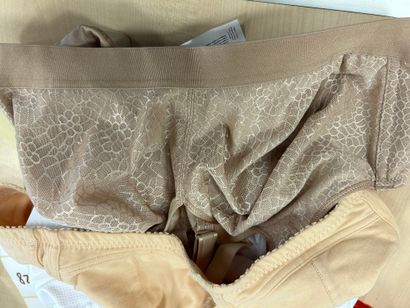 Lot de trois soutien gorges taille 110 D...