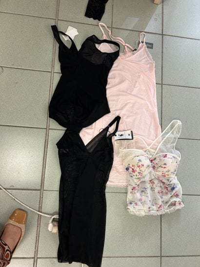 Lot taille S comprenant : 
Nuisette WACOAL
Débardeur...