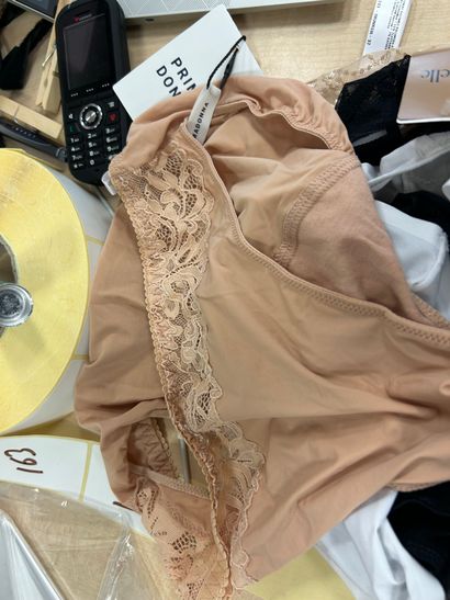 Lot de quatre culottes Taille 40
CHANTELLE
CHANTELLE
MARIE...