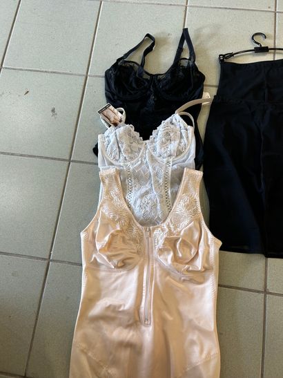 Lot de bodies comprenant : 
Body ANITA taille...