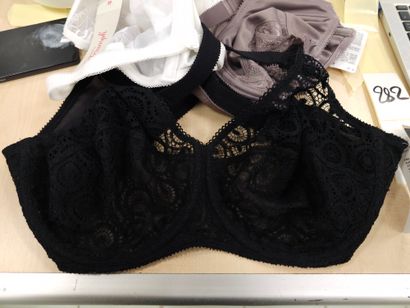 Lot de trois soutien-gorge taille 
95E
T...
