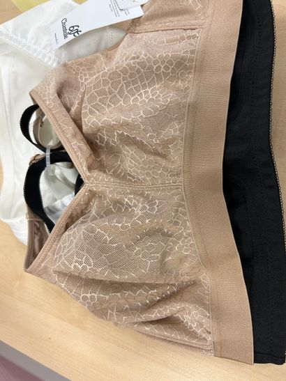 Lot de trois soutien gorges taille 85 E
...