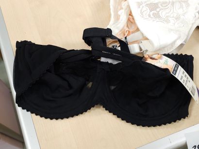 Lot de trois soutien-gorge taille 100 E
SANS...