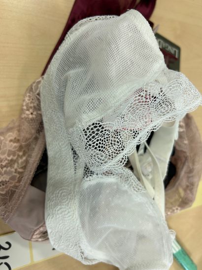 Lot de trois soutien-gorge taille S sans...