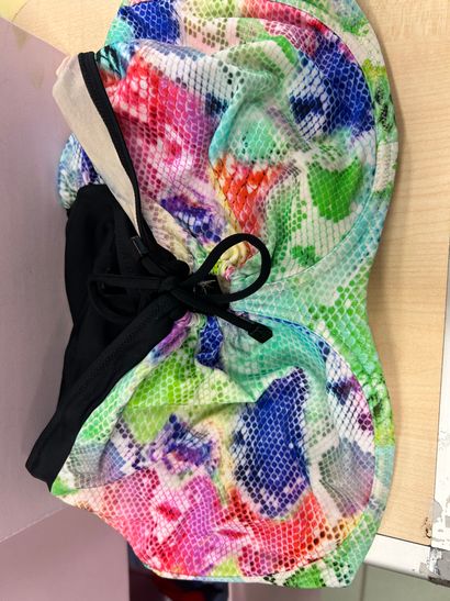 LINGA DORE BEACH - UN haut de maillots et...