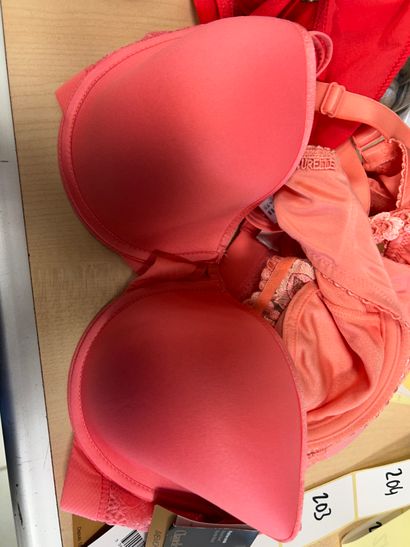 Lot de trois soutien-gorge Taille 100B
CHANTELLE
CLUB...