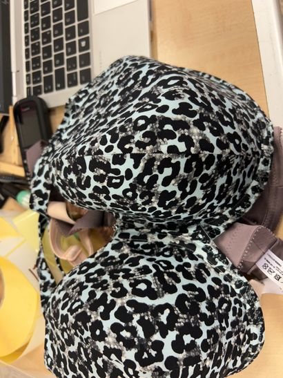 Lot de deux soutien-gorge et un haut de maillot...