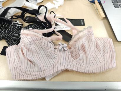 Lot de trois soutien-gorge taille 
80D
F...