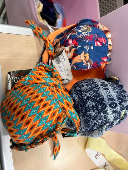 LINGA DORE BEACH - Trois hauts de maillots...